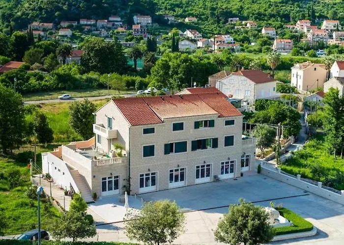 Azzurro- Three Bedroom With Terrace And Hot Tub Azzurro I-donji Apartman *