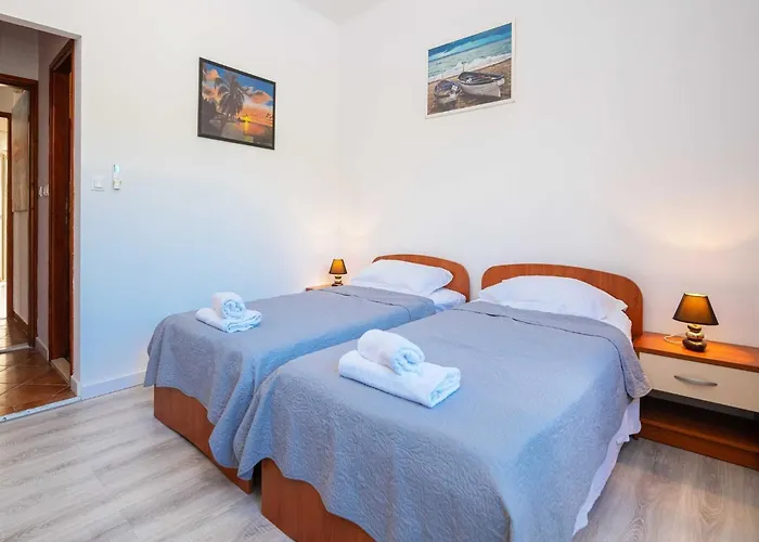 Azzurro- Three Bedroom With Terrace And Hot Tub Azzurro I-donji Apartman *