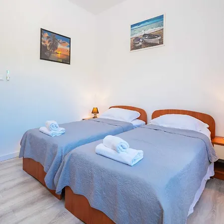 Azzurro- Three Bedroom With Terrace And Hot Tub Azzurro I-donji Apartman *