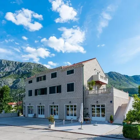 Azzurro- Three Bedroom With Terrace And Hot Tub Azzurro I-donji Holiday home Komolac
